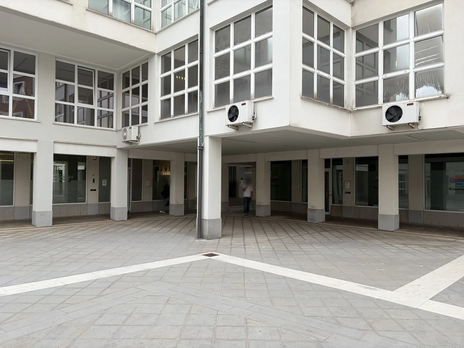 Il cortile con i portici dove si trova lo studio, in Via del Cotonificio 43